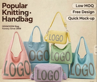 Tas Tote Rajut Motif Kotak-kotak Gaya Jalanan Tas Selempang Hitam Putih Plaid Rajut Logo Pola Kustom Gantungan Kunci MOQ Rendah Grosir