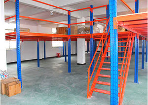Système de rayonnage en acier à 5 niveaux, capacité de charge de 500 kg/m², étagères sans boulons, revêtement en poudre, accès par escalier pour le stockage en entrepôt - Product Image 5
