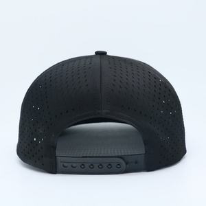 Gorra de Béisbol Unisex Personalizada de 5 Paneles con Diseño Espigado y Perforaciones Láser, Ajustable, Resistente al Agua, Color Negro Sólido, Estilo Deportivo - Product Image 3
