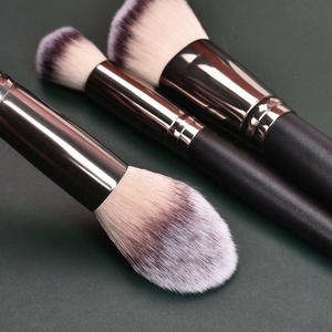 DailyQueen 15 pièces <span class=keywords><strong>de</strong></span> pinceaux <span class=keywords><strong>de</strong></span> maquillage noirs <span class=keywords><strong>de</strong></span> haute qualité Logo personnalisé ombre à paupières et fond <span class=keywords><strong>de</strong></span> teint mélange Kabuki pour correcteur <span class=keywords><strong>de</strong></span> visage - Product Image 3