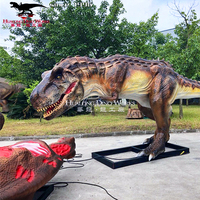 Robot dinosaure animatronique T-Rex en combat dans le parc à dinosaures