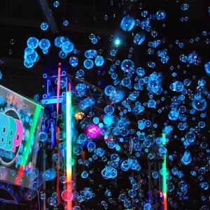 เครื่องทำฟองโลหะไฟ LED RGB 20W พร้อมรีโมทคอนโทรล DMX 4หัวฉีดสำหรับงานปาร์ตี้เวทีงานแต่งงานน้ำแข็งแห้งอัตโนมัติ - Product Image 2