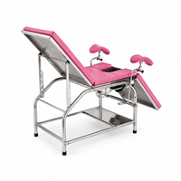 Table d'examen gynécologique en acier inoxydable pour clinique avec supports pour les jambes et réglage manuel