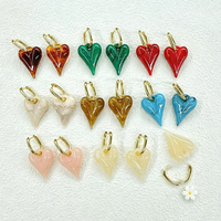 CH-LAE0907 Boucles d'oreilles en acrylique colorées en forme de cœur, charmantes boucles d'oreilles en forme de cœur, bijoux tendance pour femmes, vente en gros, usage quotidien