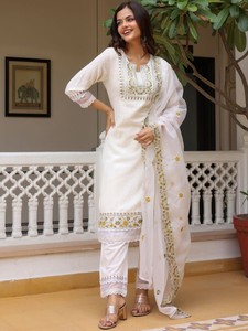 Diseño de yugo floral con lentejuelas de algodón puro Kurta recto con pantalones y Dupatta - Product Image 2