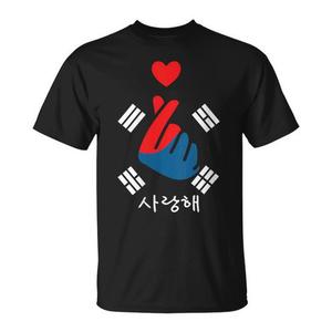 Maglietta Saranghae unisex a maniche corte con scollo rotondo, stampa digitale, design con cuore a dita e bandiera coreana, abbigliamento promozionale - Product Image 1