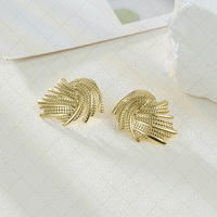 Une paire de boucles d'oreilles minimalistes en acier inoxydable couleur or 18 carats pour femmes et filles Accessoires d'oreilles élégants