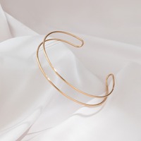 Collier à col ouvert simple avec croix en métal doré pour femmes Ras du cou en acier inoxydable plaqué or