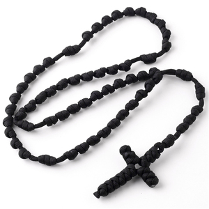 Rosario Cattolico Artigianale <span class=keywords><strong>in</strong></span> <span class=keywords><strong>Corda</strong></span> Nera Intrecciata con Nodo a Croce per Uomo - Product Image 1