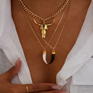 Collar con Colgante de Cabeza de Toro en Capas, Chapado en Oro de 18k, Colgante de Cuerno de Resina, Joyería de Moda Unisex - Product Image 1