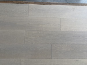 Parquet en <span class=keywords><strong>bois</strong></span> d'ingénierie en chêne européen <span class=keywords><strong>de</strong></span> qualité AB, <span class=keywords><strong>blanchi</strong></span>, brossé, laqué, multicouche, avec sous-couche en liège - Product Image 4