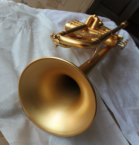 Trompeta Profesional de Nuevo Diseño para Uso Rudo en Si Bemol Color Oro Satinado - Product Image 5