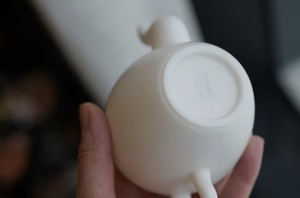 Tetera de Porcelana Blanca Hecha a Mano con Relieve Floral, Colección de Té Chino de Lujo - Product Image 3