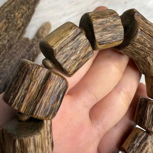 Bracelet en perles de bois naturel en gros, fait main, élastique, bijoux personnalisables avec logo OEM disponible - Product Image 1