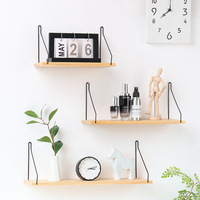 Étagère flottante de conception rustique nordique en acier en bois massif pour la décoration murale dans le salon chambre support de rangement mural plat isolé
