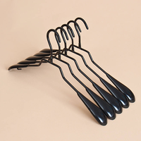 Cintres métalliques robustes de haute qualité, antidérapants, pour le rangement et la présentation des vêtements (vente en gros)
