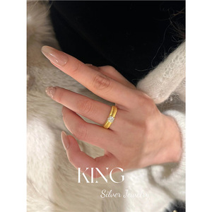 Anillo de Plata KING con Diamante de Corte Brillante Redondo, Joyería de Compromiso para Mujer, Plata S925, Acabado Cepillado Hecho a Mano - Product Image 4