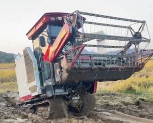 China-Made Mini Crawler Reis Mähdrescher Günstiger Preis Paddy Anwendung Mais Kombination Getreide Reisernte zum Verkauf - Product Image 2