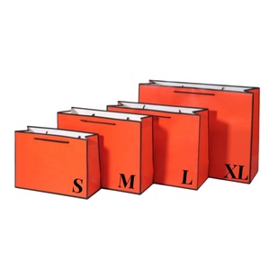 Sacs en carton orange écologiques et recyclables de luxe, impression de logo personnalisée, impression à l'écran tendance, emballage pour vêtements et chaussettes - Product Image 3