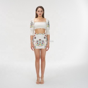Nouveaux ensembles de crop tops à volants pour femmes, design personnalisé, avec broderies florales - Product Image 1