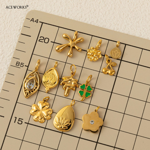 Talismans de la Fleur Sacrée |   Pendentifs en acier inoxydable plaqué or PVD 18 carats, motifs <span class=keywords><strong>Lotus</strong></span>, Trèfle, Fleur, Feuille, Fleur de cerisier - Product Image 5