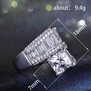 Anello di Lusso a Forma di Trapezoide con Zirconi per Donne, Gioiello da Dito Scintillante e Alla Moda - Product Image 4