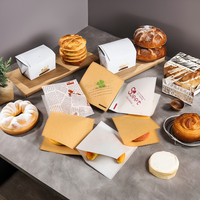 Vente en gros de sacs en papier sulfurisés personnalisés Conception gaufrée Double poche ouverte en forme de L en forme de triangle Burger Donuts Alimentaire résistant à l'huile