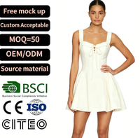 Robe mini blanche à col carré et nœud devant pour femme, bretelles larges, taille ajustée, jupe trapèze, détail nœud cœur, mode estivale pour soirée