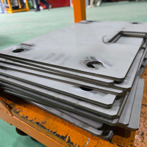 Pièces en tôle découpées au laser sur mesure en gros, directement de l'usine pour armoires électriques et boîtiers de commande, fournisseur OEM - Product Image 1