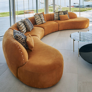 Sofá Moderno en <span class=keywords><strong>Forma</strong></span> <span class=keywords><strong>de</strong></span> L <span class=keywords><strong>con</strong></span> Estructura <span class=keywords><strong>de</strong></span> Madera Sólida, Tapizado en Terciopelo <span class=keywords><strong>con</strong></span> Adornos <span class=keywords><strong>de</strong></span> Leopardo y Cebra, Diseño Semicircular Serpentino - Product Image 2