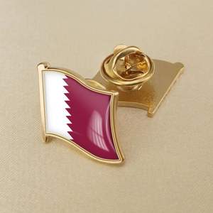 Pin de Solapa Personalizado con Bandera de Qatar en Metal Dorado y Resina Epoxi - Product Image 2