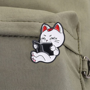 Pin Enamel Lucu Bentuk Kucing Pecinta Buku, Bros Kustom Warna Hitam Berlapis Nikel, Hadiah Promosi untuk Tas Ransel - Product Image 4