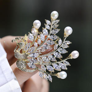 Broche en cuivre et zircon de haute qualité, perle d'eau douce, motif paon, accessoire vestimentaire élégant - Product Image 4