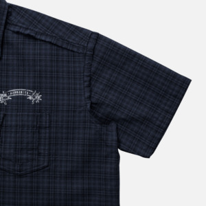 Camisa de Manga Corta ABYSS, Diseño Cuadriculado Azul Marino y Negro, Corte Holgado, Estilo Urbano Contemporáneo - Product Image 3