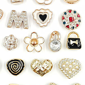 Vente en gros de breloques écologiques pour chaussures Bling en stock boucles en <span class=keywords><strong>plastique</strong></span> pour enfants adultes cadeau de fête breloques pour chaussures décorations pour chaussures - Product Image 2