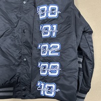 Blouson Bomber en Satin Noir Brodé de Lettres Grecques, Boutons sur le Devant, Longueur Standard, Idéal pour les Tenues de Sororités et Fraternités