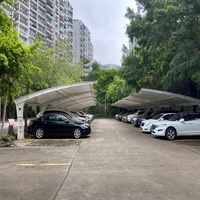 Structure de carport moderne en membrane tendue PVC/PTFE avec fonction ignifuge pour utilisation en extérieur comme abri de stationnement, garage et entrepôt