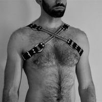 Harnais de poitrine pour homme, sangle avec chaîne métallique croisée, en cuir PU réglable, style punk, bondage, gay, noir, résistant à l'eau, cosplay