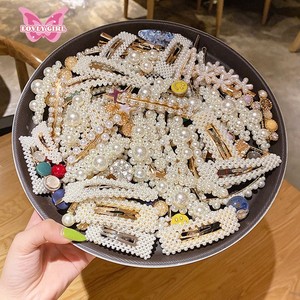 Pinza para el pelo de mujer con perlas laterales, hecha a mano, de aleación, dulce y bonita, con perlas y diamantes de imitación - Product Image 3