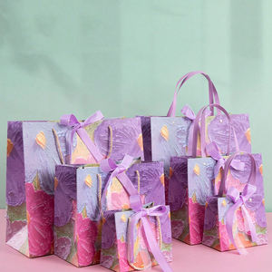 Bolsa de Papel con Diseño de Flores al Estilo Pintura al Óleo - Hermosa Bolsa de Regalo con Diseño Rosa de Primavera y Lazo - Product Image 5