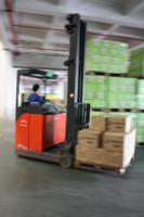 Chariot élévateur Linde série 115, chariot élévateur électrique à mât rétractable de 1 tonne pour le stockage en allée étroite R10CS