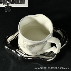 Taza de cerámica con diseño de mariposa, color blanco lechoso y plateado, con platillo para té, café y otras bebidas. - Product Image 4