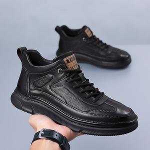 รองเท้าบูทหุ้มข้อหนังนิ่มสำหรับผู้ชาย สีดำ หัวมน พื้นหนา บุนุ่ม ส้นเตี้ย ทรง Chunky แฟชั่นสำหรับผู้ใหญ่ - Product Image 1