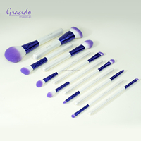 Ensemble de 12 pinceaux de maquillage pour le visage à poils synthétiques à pointe violette, manches en bois blanc nacré, viroles en aluminium violet, marque privée