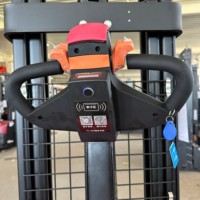 Gerbeur électrique OEM personnalisé de 2 tonnes avec fourches en acier forgé, batterie Li-ion et marchepied auto-élévateur pour le stockage en vente au détail
