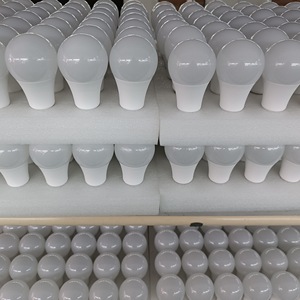 A19 E26 หลอดไฟ LED 9W 800LM 3000K แสงสีขาวอุ่น ไฟบ้าน 120V AC หรี่แสงได้เต็มกำลัง - Product Image 4
