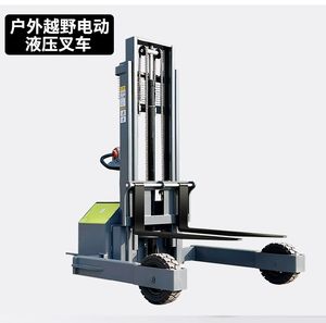 รถยกไฟฟ้าไฮดรอลิกสำหรับใช้งานกลางแจ้ง ขับเคลื่อน 4 ล้อ ยางลม  ควบคุมการใช้งานแบบยืน  สำหรับพื้นที่ขรุขระ เสากระโดงแบบชั้นเดียว แบตเตอรี่ตะกั่วกรด - Product Image 1