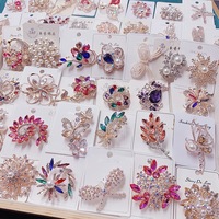 Broches scintillantes entièrement en cristal, accessoires de mode pour femmes, broches colorées en perles artificielles et broches papillon, vente en gros