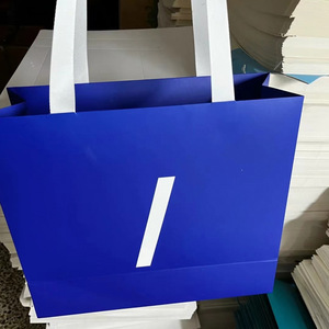 Sacs cadeaux en papier de luxe imprimés sur mesure - Sacs de shopping de marque haut de gamme avec poignées torsadées pour les ouvertures de magasins - Product Image 5