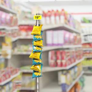 Estante de tira de exhibición colgante de una sola tira de metal negro con 12 clips - Product Image 4